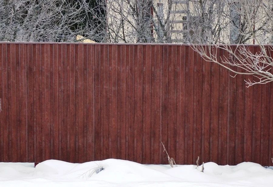 Забор из профнастила цвет вишня фото