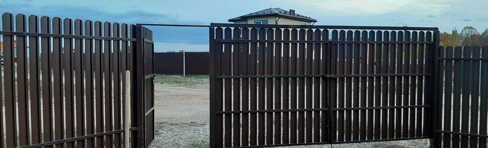 Распашные ворота для дачи из профнастила с калиткой - купить, цены | «Завод Металлических Изделий»